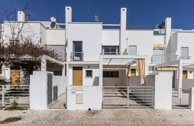 Villa with 3 bedrooms only 100m from the beach with patio by AlgarveManta (41V3)