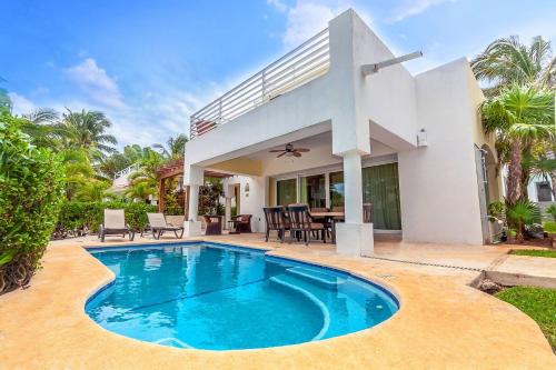 Villa with 4 Bedrooms - Spacious Oceanview with private Pool At Playacar Phase I Pura Vida