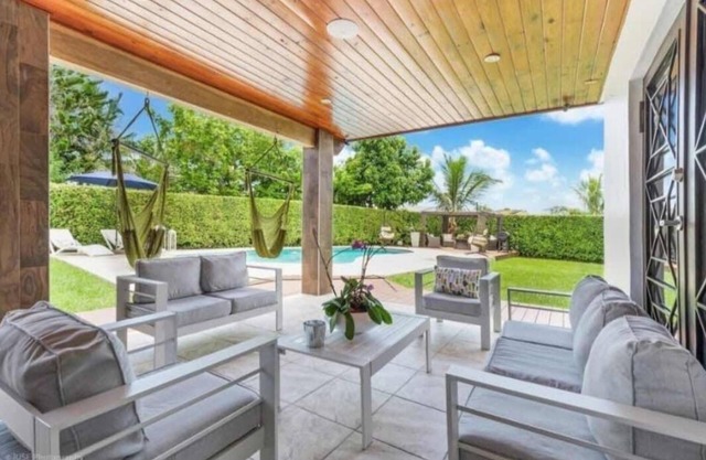 Villa with 4 bedrooms and pool with heating and pool table.comfortable house.