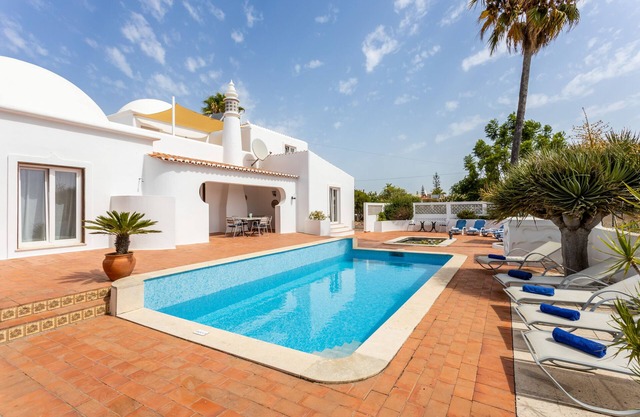 Villa with 7 bedrooms and private pool in Alporchinhos, walking distance to beach