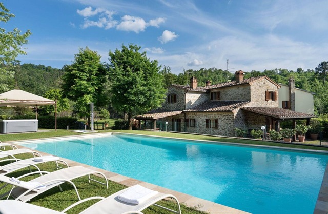 Ferienhaus mit Whirlpool, W-LAN, privatem Pool, Klimaanlage, TV, Innenhof, bei Arezzo