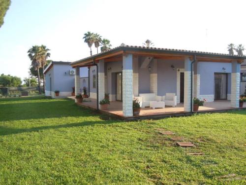 Villa with air-conditioned garden near the sea