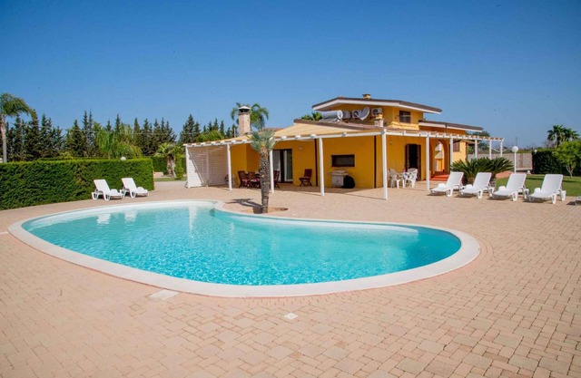 Villa mit Außenpool und Internet