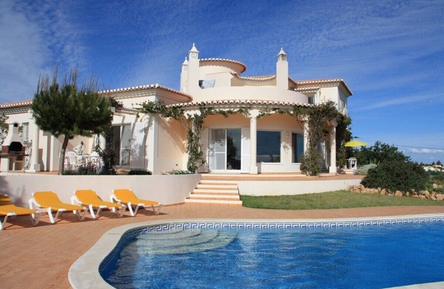 Luxuriöse Villa mit schönem Meerblick, Swimmingpool und weitläufigen Gärten