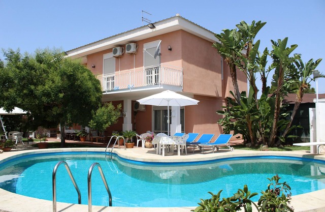 VILLA MIT KOMFORTABELEM POOL MIT GARTEN UMGEBUNG WEIßE BRUNNEN