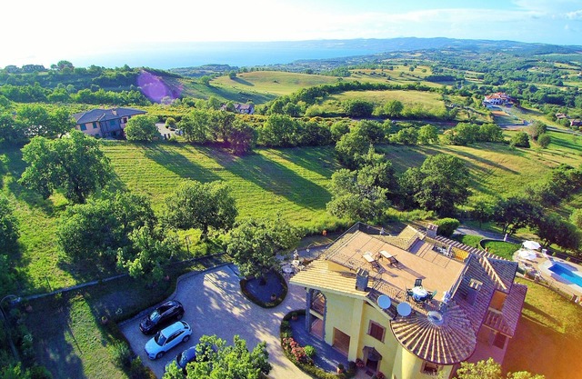 Villa mit bezauberndem Blick auf den See mit Swimmingpool und privater Hydromass