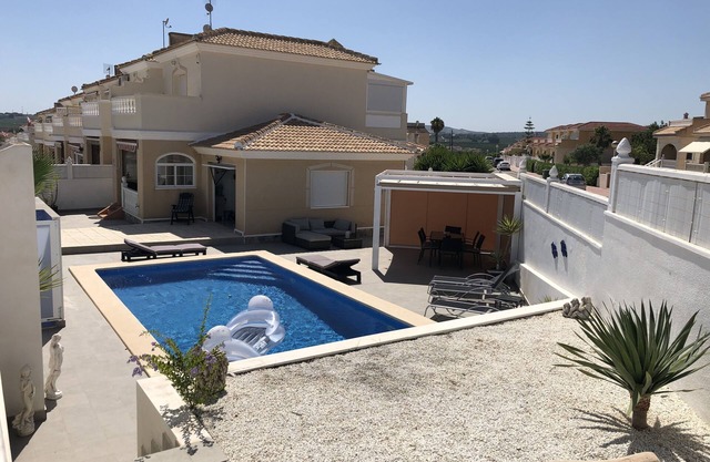Villa mit privatem Pool und einer großen geschlossenen Sonnenterrasse.