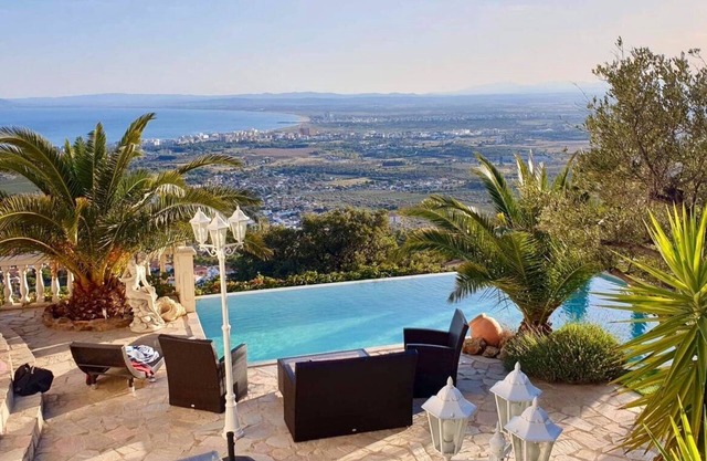 VILLA WITH EXTRAORDINARY VIEW OF ROSAS BAY WITH POOL AND JACUZZI