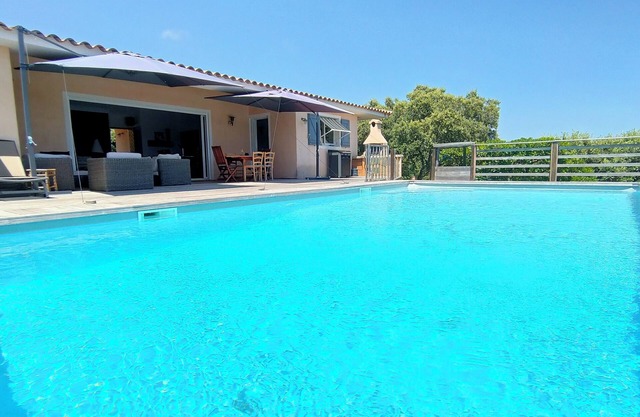 Villa mit privatem Pool und Panoramablick auf das Meer und die Berge