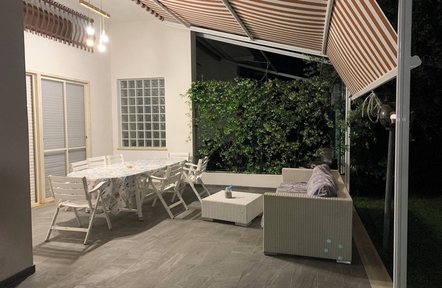 Villa with garden, 300 m from the beach, indoor parking, air conditioning.