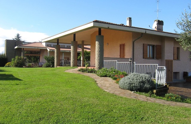 Villa mit Garten in der Nähe von Bracciano-See, 30 km von Rom