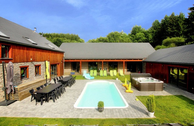 Villa mit beheiztem Außenpool und Sauna