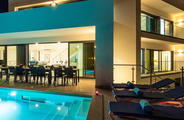 BRAND NEW LARGE VILLA, HEATABLE POOL, 2XL JACUZZIS AND GAME ROOM