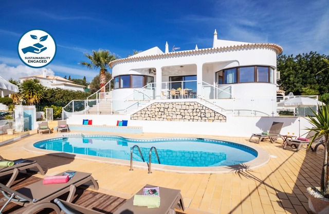 Villa with heatable pool & sea view, Albufeira