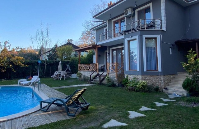 Villa with Pool in the Heart of Nature in Izmit