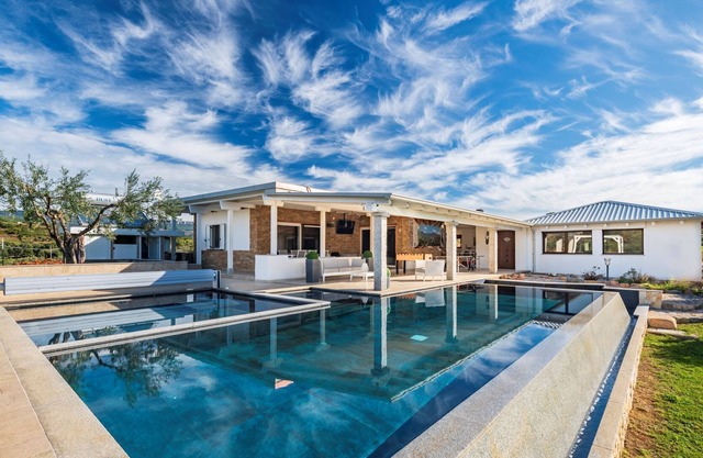 Villa mit beheiztem Pool umgeben von viel Grün