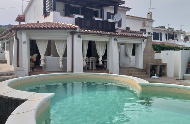 Elegante Villa mit schöner überdachter Terrasse und Pool weniger als 200 Meter. vom Meer und 1 km. aus Pula: mit der Haushälterin.
