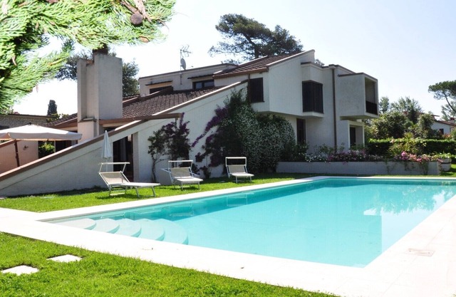 Villa mit großem Garten und Pool bis fünf Minuten vom Zentrum von FORTE DEI MARM