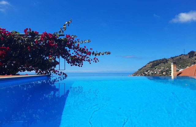 Villa mit Infinity-Pool und Spielzimmer mit Meerblick