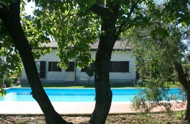 Villa mit privatem Pool, grünem eingezäunten Garten, ideal für Familien mit Kindern, etwas außerhalb