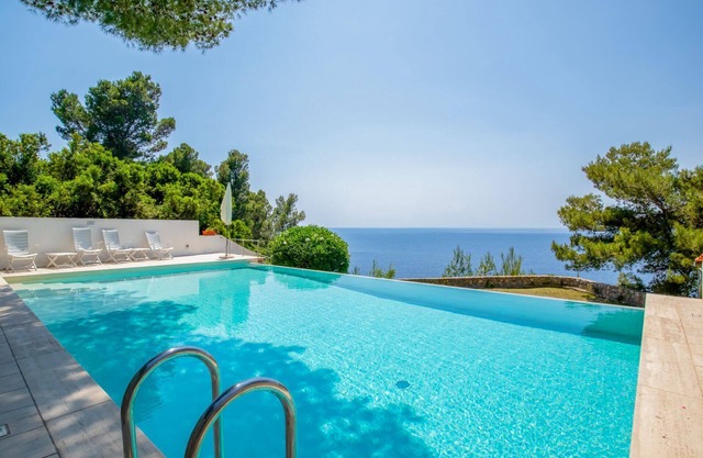 Villa mit Zugang zum Meer und Infinity-Pool