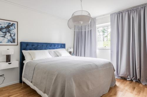 Villa with lakeside location