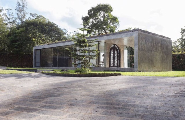Villa mit moderner minimalistischer Architektur mitten eines Naturschutzgebietes