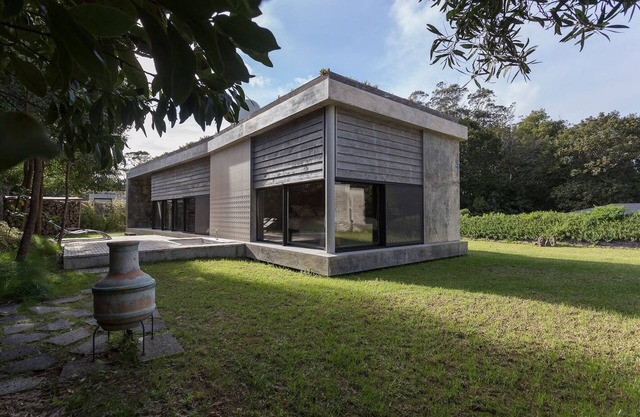 Villa mit moderner minimalistischer Architektur mitten eines Naturschutzgebietes