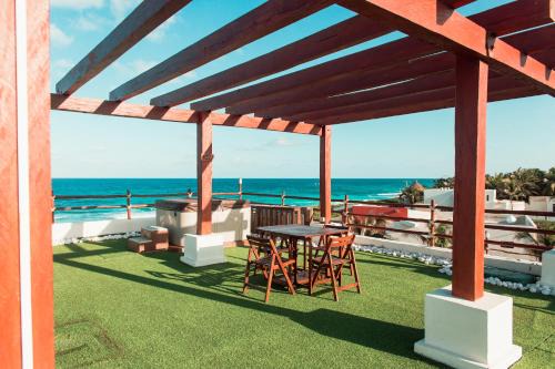 Villa with ocean view, pool, restaurant and rooftop
