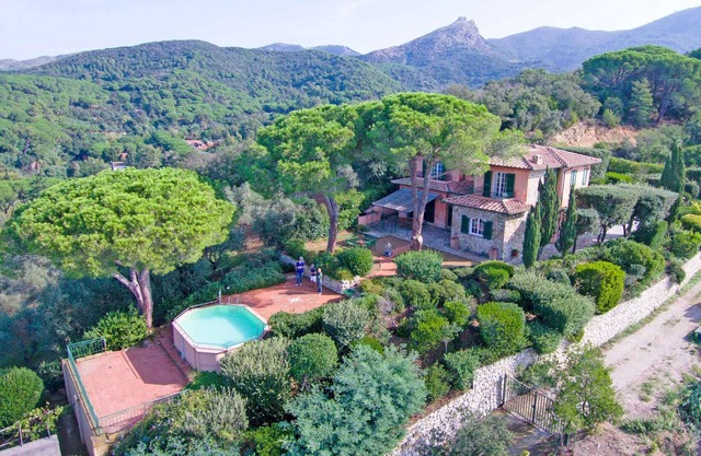 Villa mit Whirlpool und Grillmöglichkeit