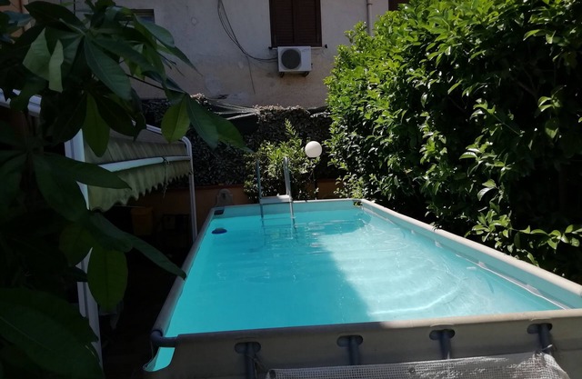 VILLA MIT POOL AUSSERHALB DES LANDES