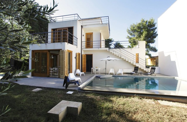 Villa with pool / garden near the sea