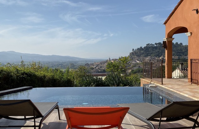Luxus-villa mit infinity-pool, indoor swimmspa und wunderbaren Blick