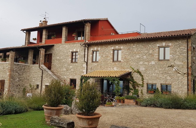 Villa mit Pool und territorialen Ansichten; Kleines Dorf