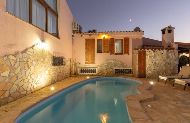 Villa mit privatem Pool 100 m vom Strand entfernt