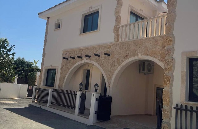 Villa with pool access and 3 bedrooms for up to 6 people