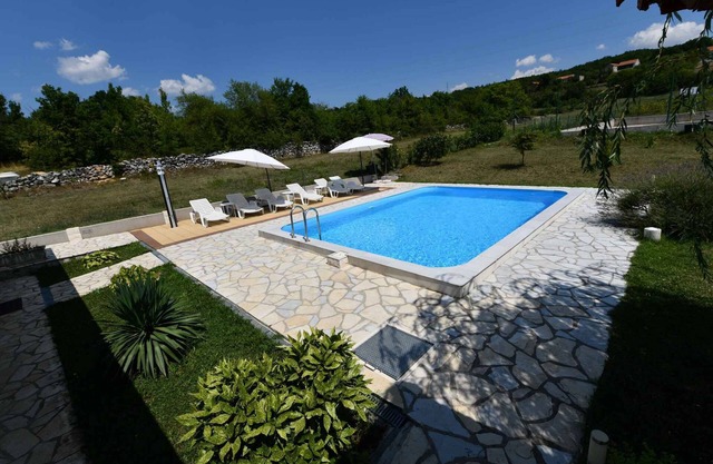Villa mit Pool und Grillterrasse