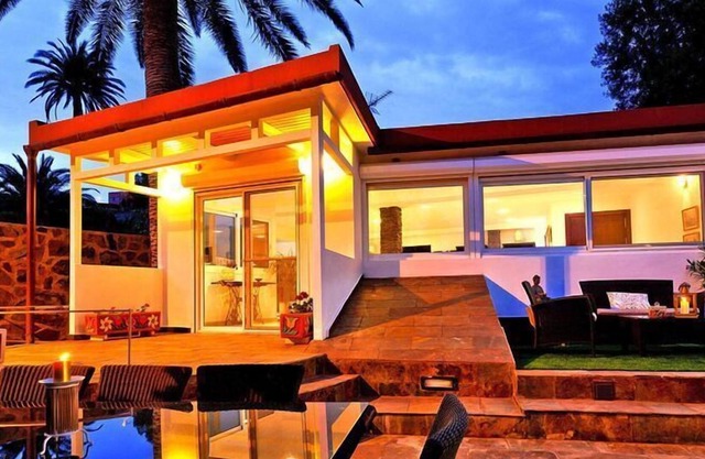 Traumvilla mit einem eigenen Pool und extravaganter Architektur
