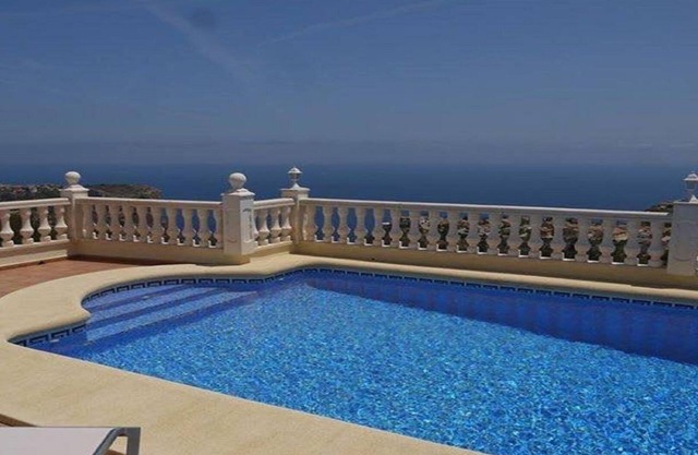 Villa mit Pool und Panoramablick auf das Mittelmeer