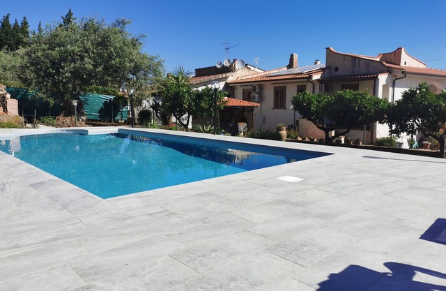 Übersicht Villa mit Meerblick, nur wenige Schritte vom Strand in der Nähe von Cefalu und Palermo