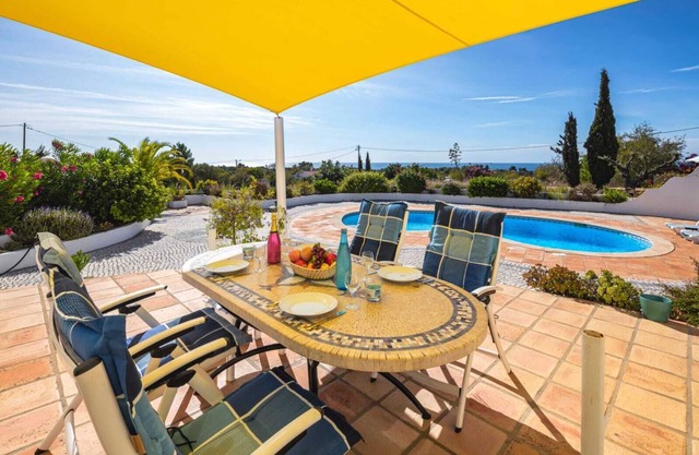Villa mit Pool und Meerblick. Ruhige Lage, Strand und Restaurants in unmittelbarer Nähe.