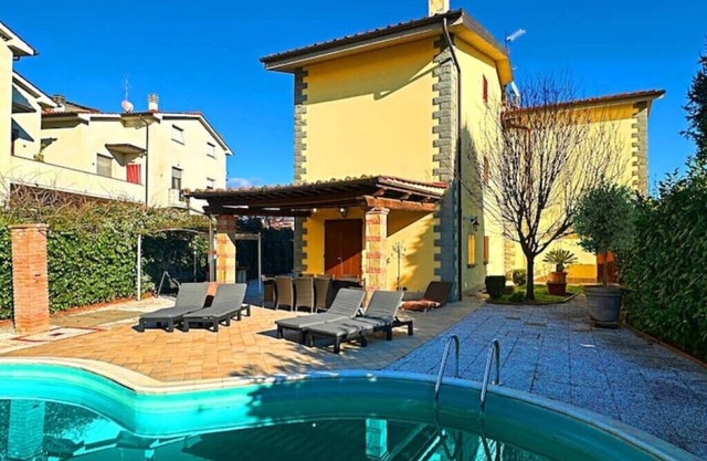 Villa with pool between Florence, Arezzo and Siena
