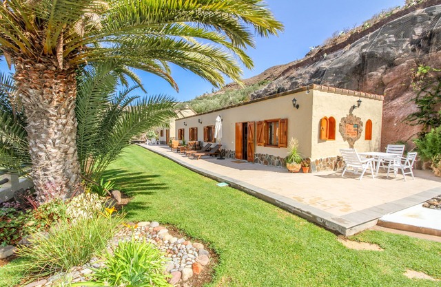 Villa mit Pool, Gärten und Obstbäumen