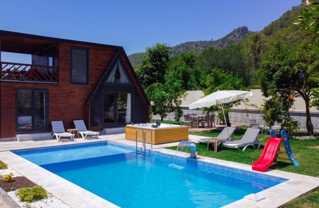 Villa with Pool, Jacuzzi and Backyard in Inlice