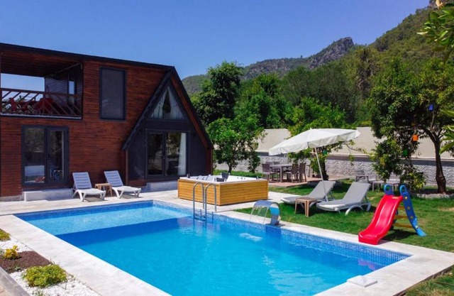 Villa with Pool Jacuzzi and Backyard in Inlice