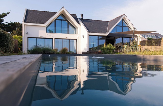 Villa mit Pool, Meerblick
