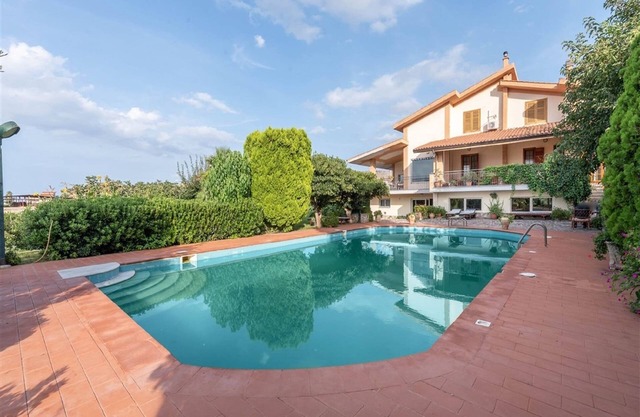 Prächtige Villa mit Pool in der Nähe von Palermo