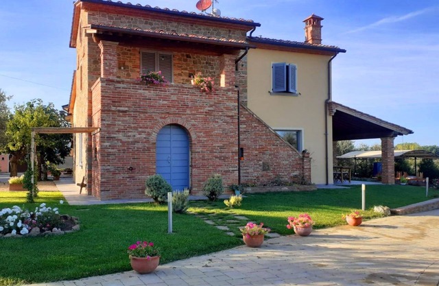 Villa in ruhiger und panoramischer Lage mit privatem Pool und Blick auf die Hügellandschaft zwischen
