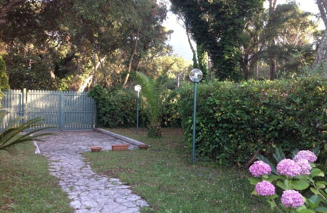 Villa mit privatem Garten im Park des CIRCEO Blick auf den See SABAUDIA