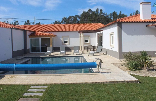Budget-Villa m. Terrasse u. Pool in Salir de Matos Lissabon